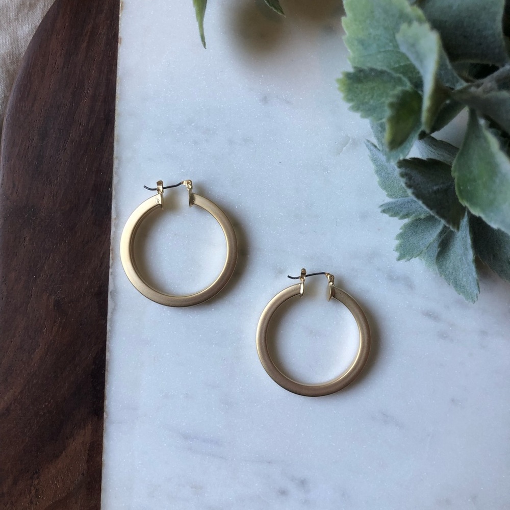 The Winnie - Vintage Matte Gold Hoop Earring - Picture 4 of 8